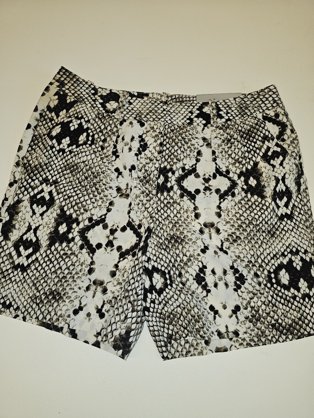 NWT | 4 | Worthington | Black White Snakeskin Print Tailored Bermuda Shorts